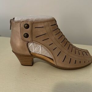 New in box Earth light pecan soft leather booties size 6.5